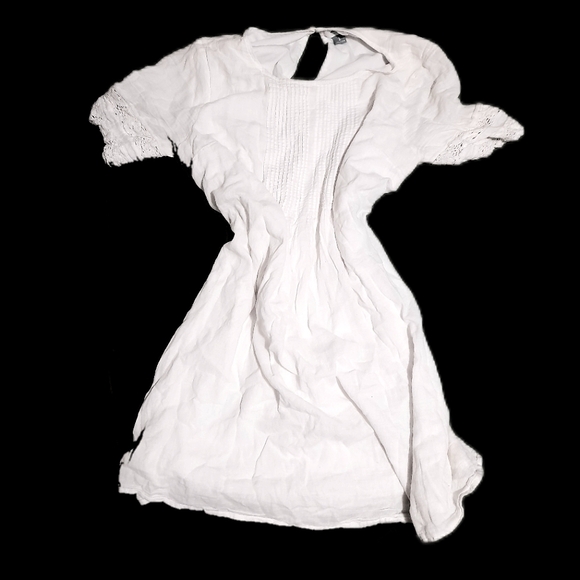 Old Navy Dresses & Skirts - Old Navy White Dress with Lace Sleeves